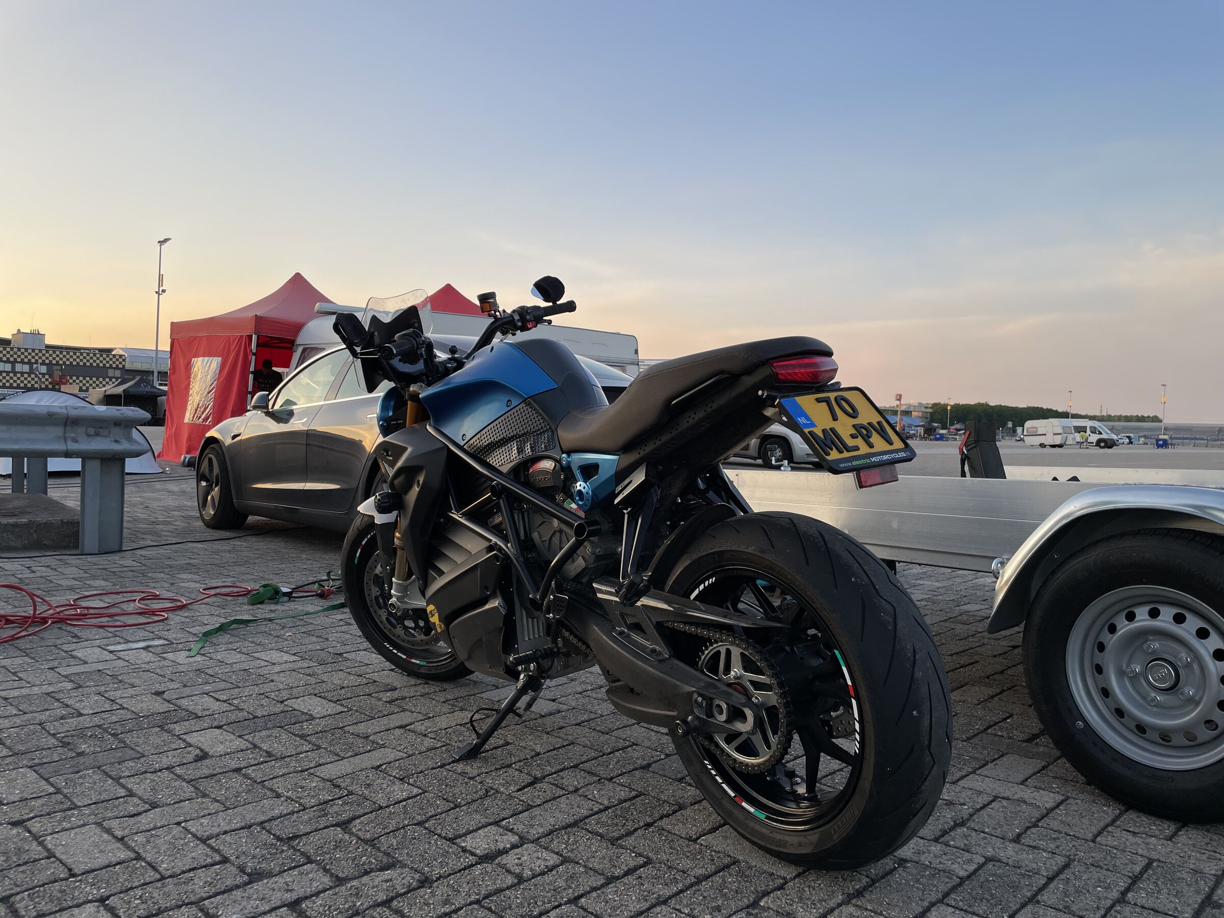 Energica SS9 op de aanhanger, bij avondlicht.