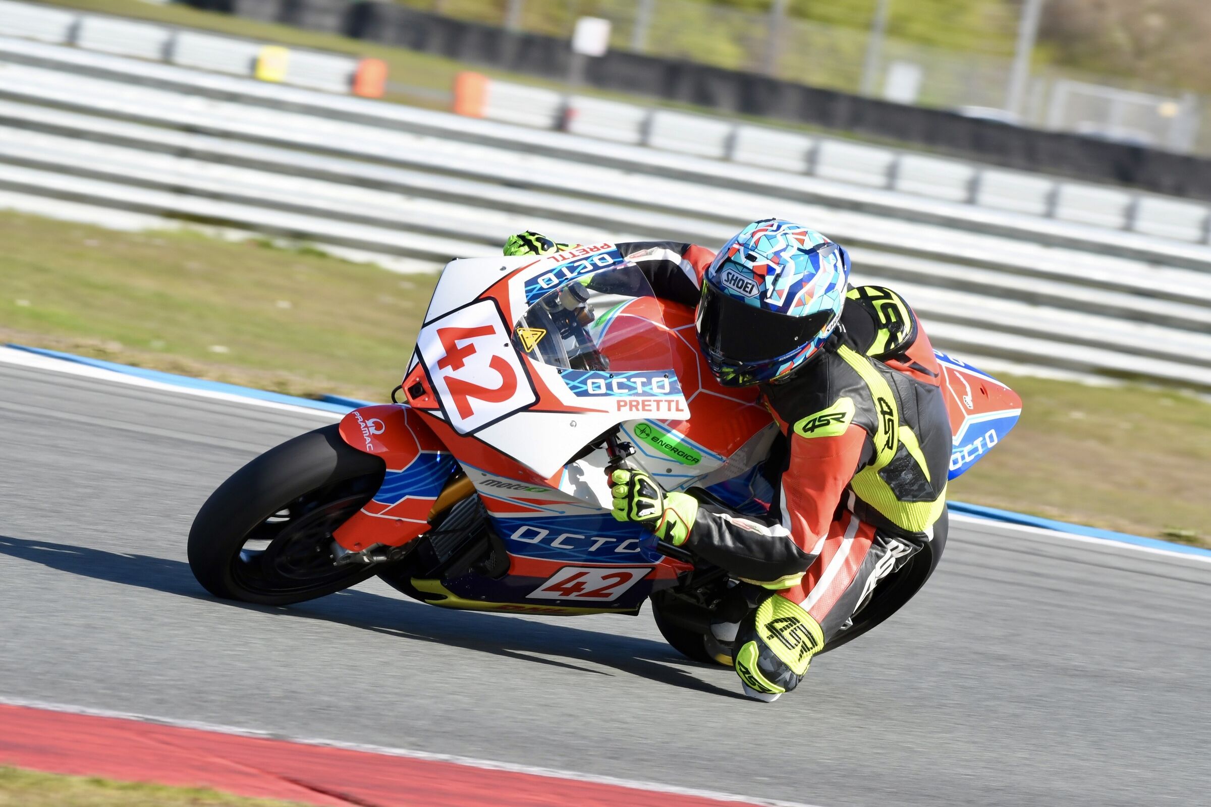 Energica Ego Corsa met startnummer 42 in een bocht op het circuit van Assen.