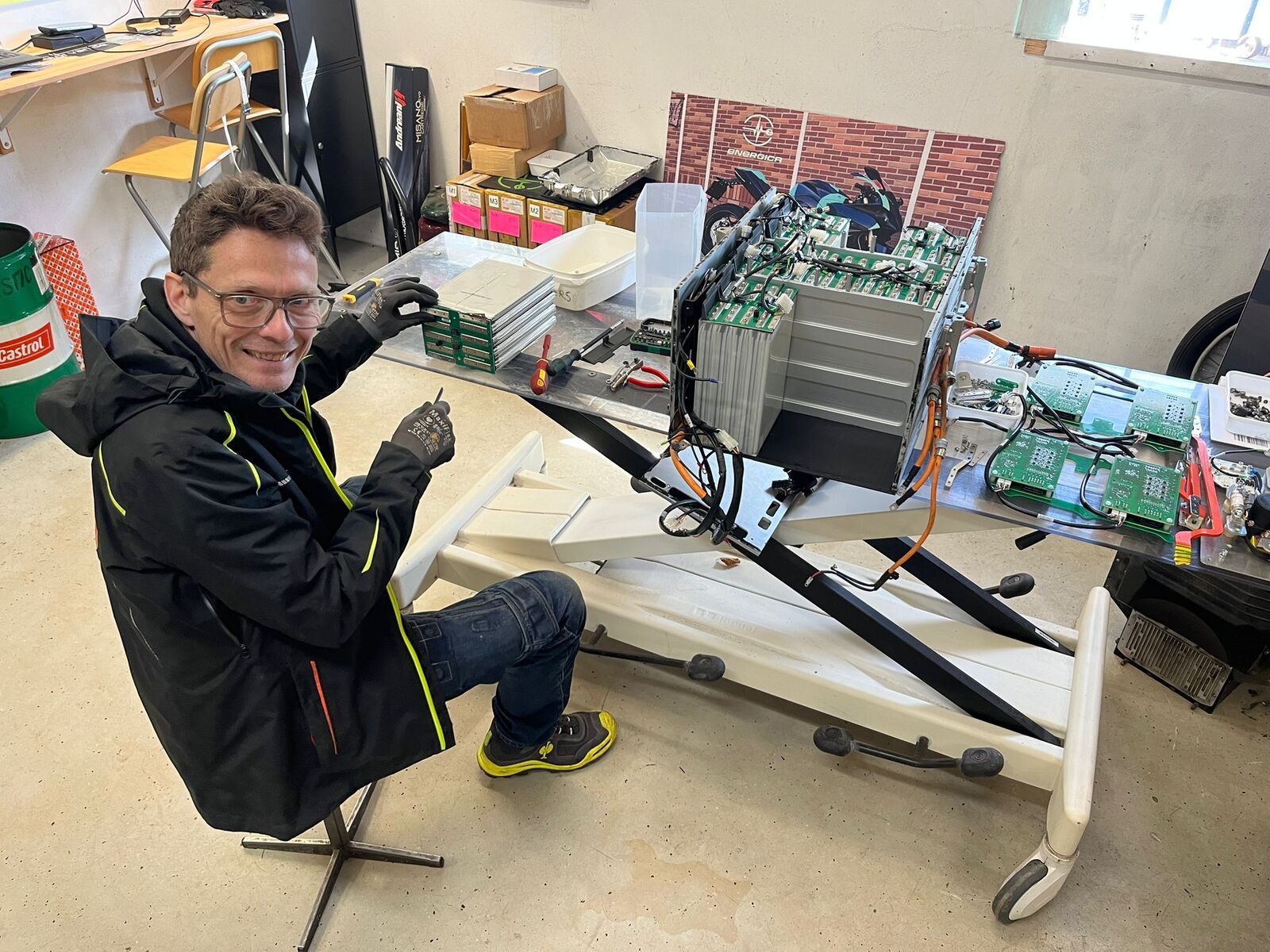 Thimo Jansen naast een geopend accupakket in de werkplaats.